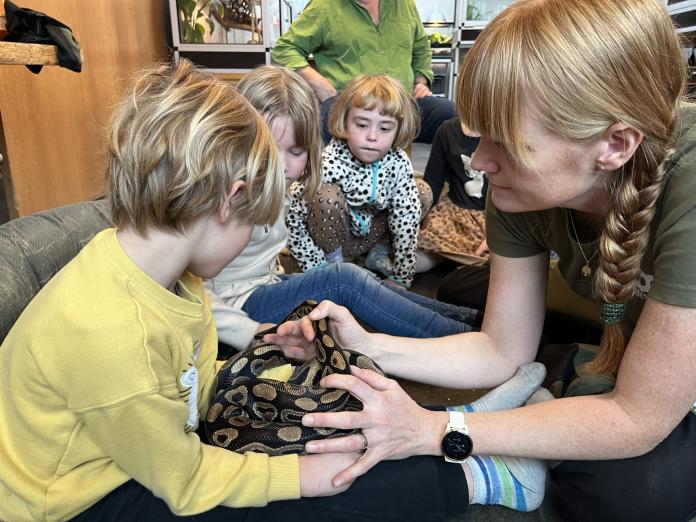 Børnere kommer helt tæt på slangerne