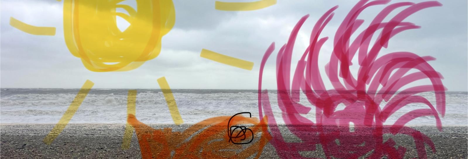 Foto af strand med tegning ovenpå af sol, fisk og søanemone.