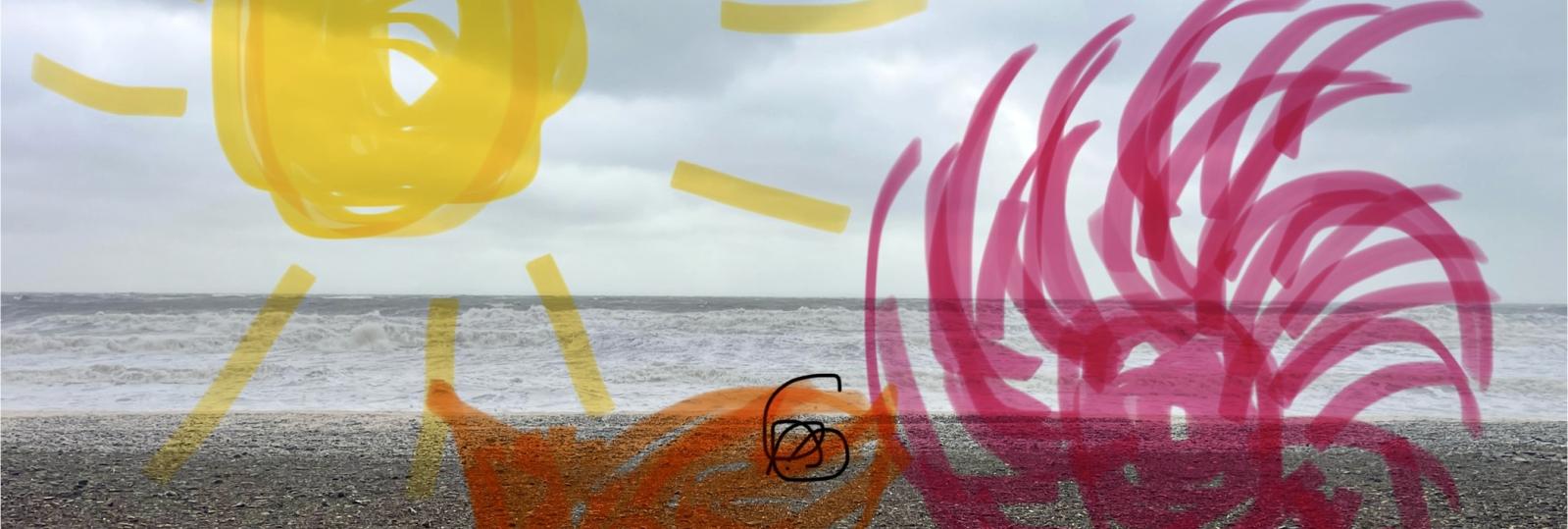 Foto af strand med tegning ovenpå af sol, fisk og søanemone.
