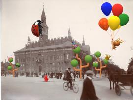 Sepiabillede af Købehavns Rådhus, taget fra hjørnet af Rådhuspladsen ned mod Dagmarhus. Dekoreret med farverige 3D-figurer, blandt andet en stor mariehøne som kravler op ad Rådhustårnet, en lille hjort som flyver afsted med fem balloner, og grønne træer med sjove hatte på.