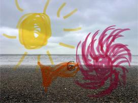 Foto af strand med tegning ovenpå af sol, fisk og søanemone.