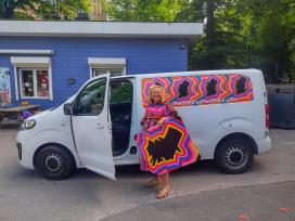 Benedicte Riis alias Tante Andante i sin H.C. Andersen Bus